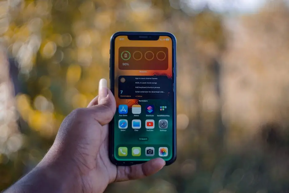Ilustrasi smartphone dengan ikon baterai dan tag harga